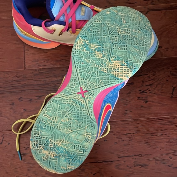 Basketball shoes - Picture 4 of 4